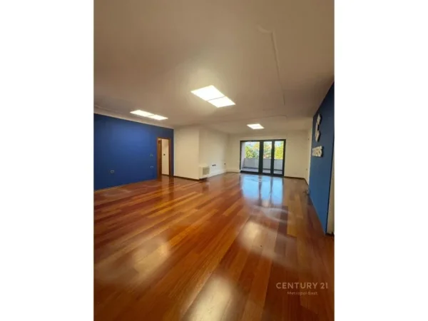 Tirane, jepet me qera zyre Kati 2, 300 m² 5.000 € (Bllok)