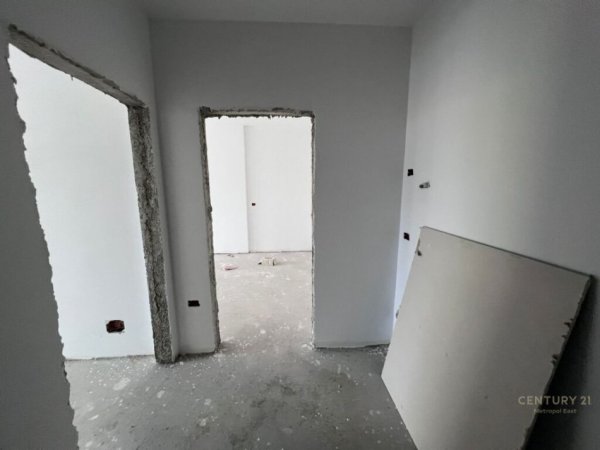 Tirane, shitet apartament 1+1 Kati 5, 73 m² 150.000 € (Stacioni i trenit)