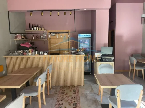 Tirane, shitet lokal Kati 0, 60 m² 250.000 € (Liqeni)