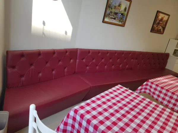 Tirane, shes Divan + kend per lokale biznese 320 €