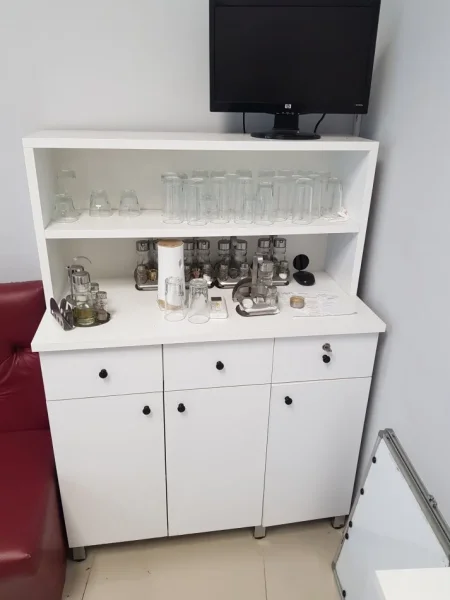 Tirane, shes Mobilje mbajtese kompjutri me rafte me celes ne gjendje shum te mir. si ne foto 69 €