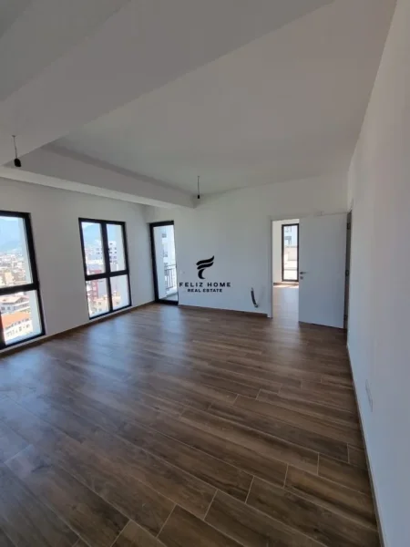 Tirane, jepet me qera zyre Kati 3, 124 m² 500 € (FARMACIA 10)