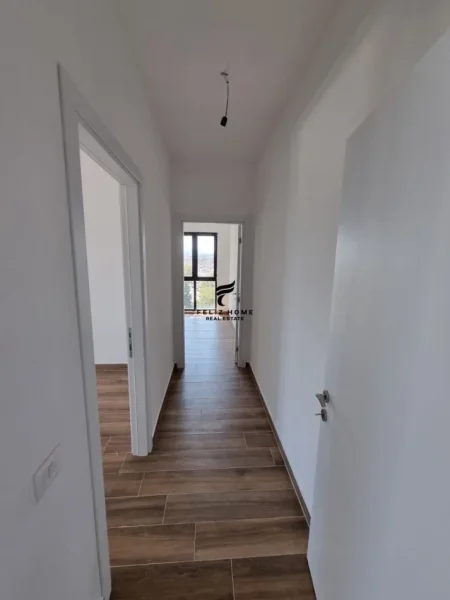 Tirane, jepet me qera zyre Kati 3, 124 m² 500 € (FARMACIA 10)