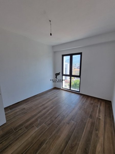 Tirane, jepet me qera zyre Kati 3, 124 m² 500 € (FARMACIA 10)