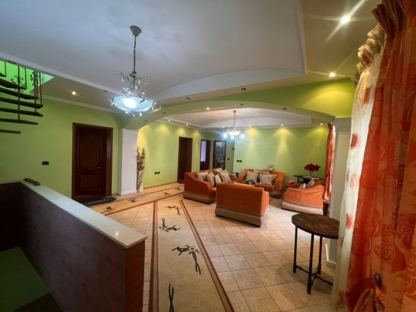 Tirane, jepet me qera apartament 3+1 Kati 1, 130 m² 400 € (5 Maj)