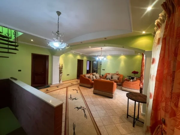 Tirane, jepet me qera apartament 3+1 Kati 1, 130 m² 400 € (5 Maj)