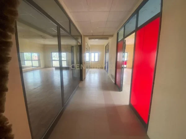 Durres, jepet me qera ambjent biznesi Kati 2, 301 m² 900 € (Shkozet)