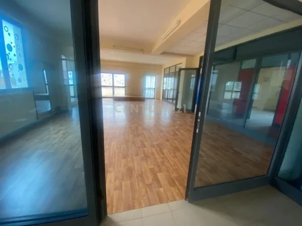 Durres, jepet me qera ambjent biznesi Kati 2, 301 m² 900 € (Shkozet)