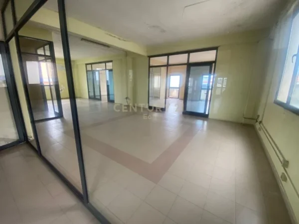 Durres, jepet me qera ambjent biznesi Kati 2, 301 m² 900 € (Shkozet)