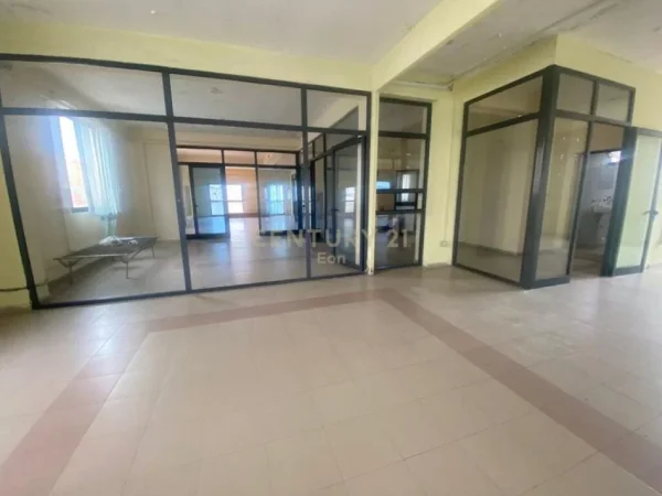 Durres, jepet me qera ambjent biznesi Kati 2, 301 m² 900 € (Shkozet)