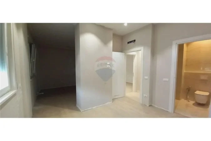 Tirane, jepet me qera zyre Kati 3, 110 m² 550 € (Aleksander Moisiu Kinostudio)