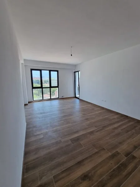 Tirane, jepet me qera dyqan Kati 7, 118 m² 450 € (FARMACIA 10)