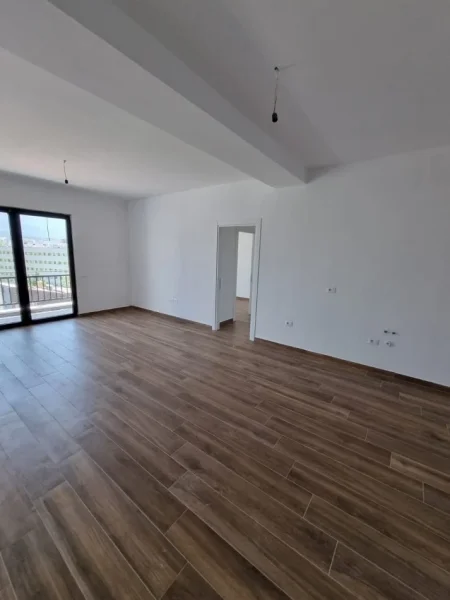 Tirane, jepet me qera dyqan Kati 7, 118 m² 450 € (FARMACIA 10)