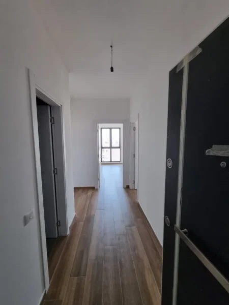 Tirane, jepet me qera dyqan Kati 7, 118 m² 450 € (FARMACIA 10)