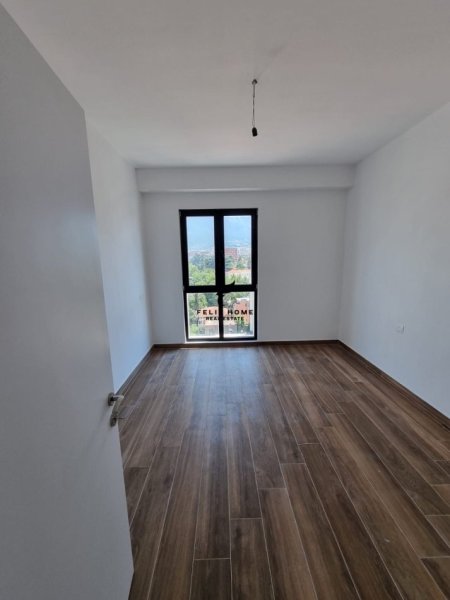 Tirane, jepet me qera dyqan Kati 8, 115 m² 450 € (RRUG E DIBRES)