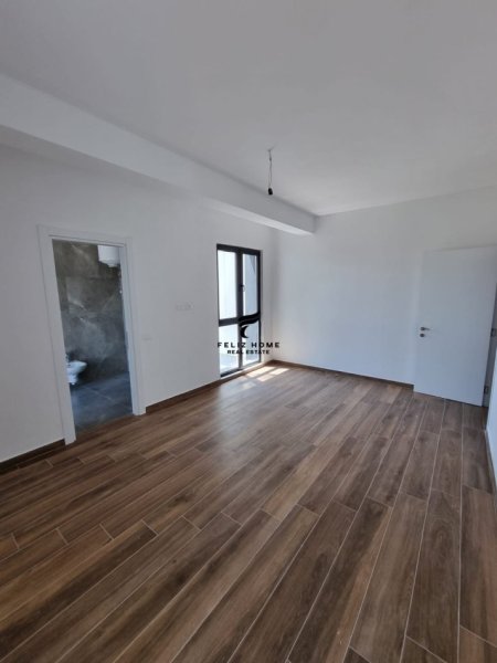 Tirane, jepet me qera dyqan Kati 8, 115 m² 450 € (RRUG E DIBRES)