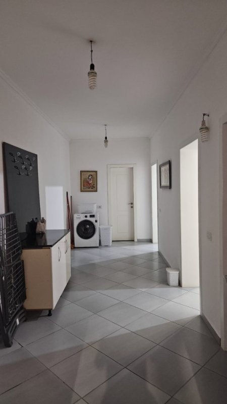 Tirane, jepet me qera apartament 1+1+Aneks+Ballkon Kati 2, 100 m² 600 € (Rruga Kavajes)