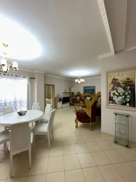 Vlore, jepet me qera apartament 2+1+Ballkon Kati 3, 120 m² 60 €