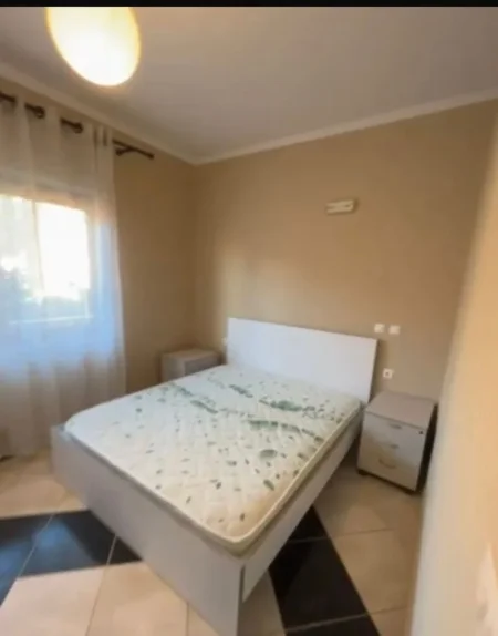Tirane, jepet me qera apartament 1+1 Kati 1, 70 m² 350 € (Yzberisht)