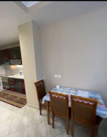 Tirane, jepet me qera apartament 1+1 Kati 1, 70 m² 350 € (Yzberisht)