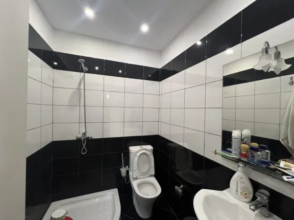 Tirane, jepet me qera apartament 2+1+Ballkon Kati 9, 107 m² 700 € (Panorama)