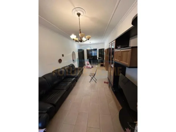 Tirane, jepet me qera apartament 2+1 Kati 2, 170 m² 800 € (Rruga e Durresit)