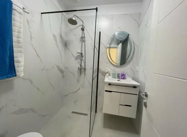 Tirane, jepet me qera garsonier Kati 3, 45 m² 500 € (Ne Qender te Tiranes)