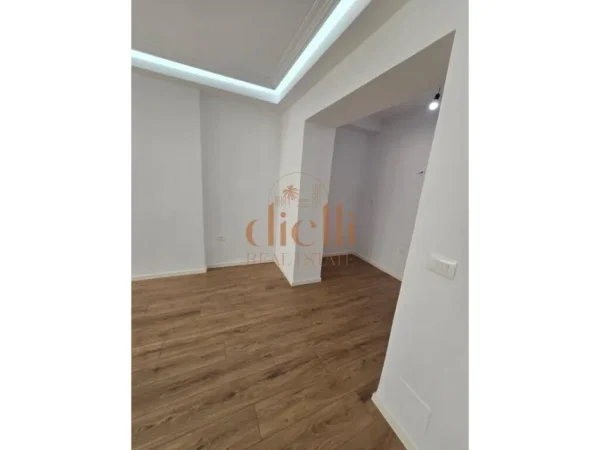 Tirane, shitet apartament 2+1+Ballkon Kati 3, 71 m² 160.000 € (Ambasada Amerikane)