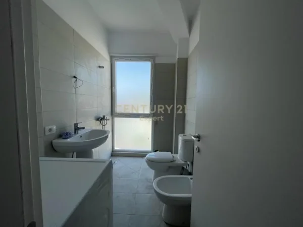 Tirane, jepet me qera apartament 2+1 Kati 5, 56 m² 450 € (laprake)