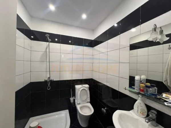 Tirane, jepet me qera apartament 2+1+Ballkon Kati 2, 100 m² 700 € (Stacioni i Trenit)