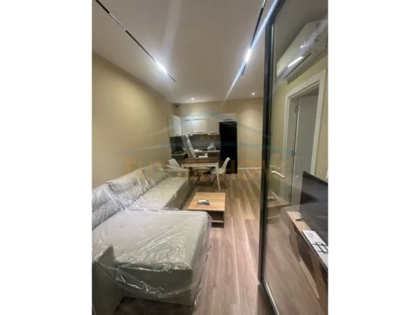 Tirane, jepet me qera apartament 1+1 Kati 9, 65 m² 500 € (Unaza e Re)