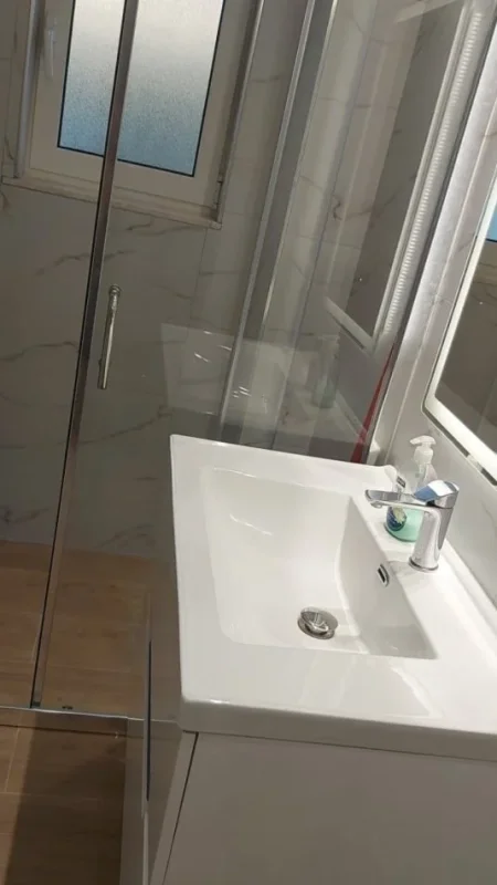 Tirane, jepet me qera apartament 1+1+Ballkon Kati 1, 60 m² 350 € (ministria jashtme)