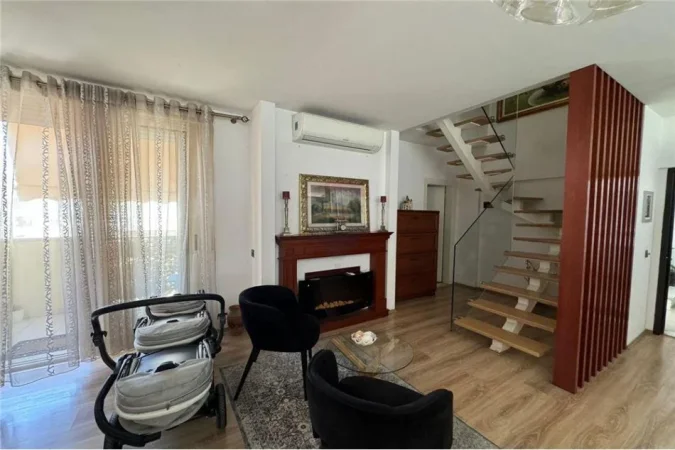 Tirane, jepet me qera apartament duplex Dublex , 130 m² 1.200 € (Komuna e Parisit)