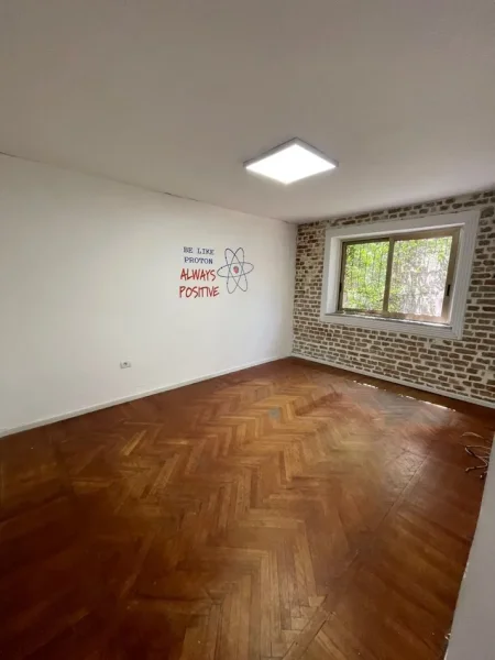 Tirane, jepet me qera ambjent biznesi Kati 1, 96 m² 1.000 € (Myslym Shyr)