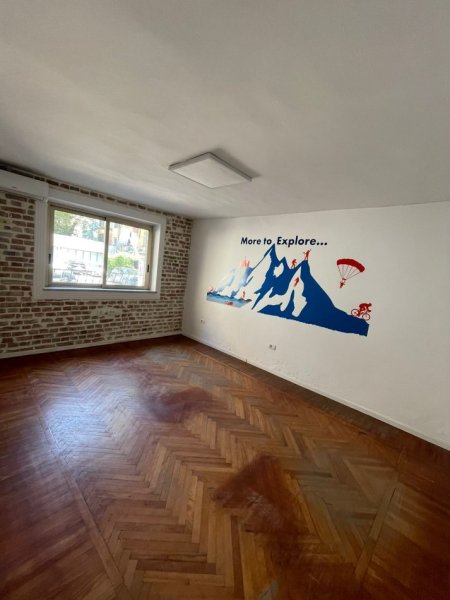 Tirane, jepet me qera ambjent biznesi Kati 1, 96 m² 1.000 € (Myslym Shyr)