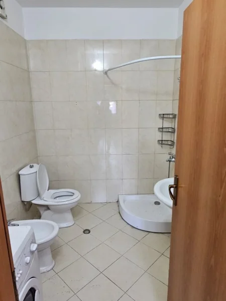 Tirane, jepet me qera 1+1+Ballkon Kati 6, 75 m² 470 € (Rruga e Dibres)