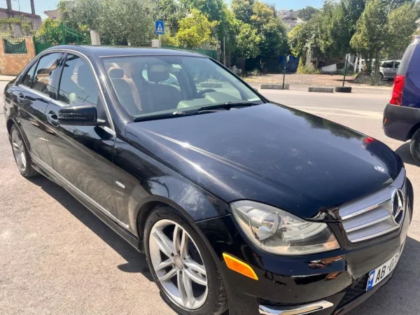 Tirane, shes makine Benz C Class 2012 Urgjent i Diskutueshem Benzin, e zeze automatik Kondicioner 10.000 €