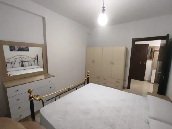 Tirane, jepet me qera apartament 1+1+Ballkon Kati 4, 65 m² 400 € (teodor Keko astir)