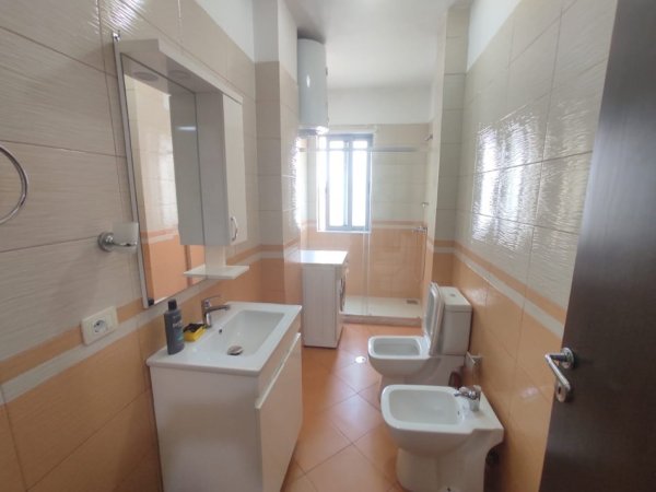 Tirane, jepet me qera apartament 1+1+Ballkon Kati 4, 65 m² 400 € (teodor Keko astir)