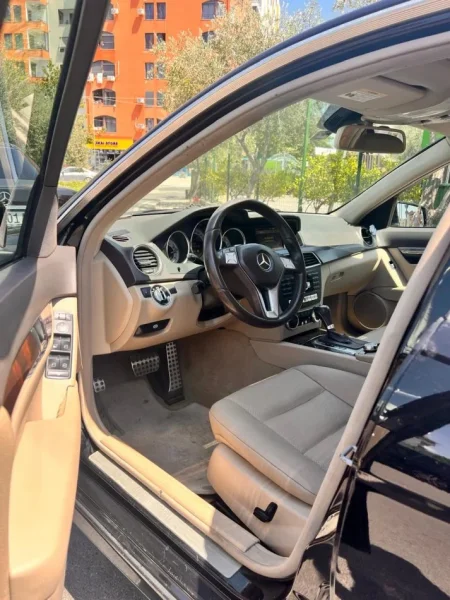 Tirane, shes makine Benz C Class 2012 Urgjent i Diskutueshem Benzin, e zeze automatik Kondicioner 10.000 €