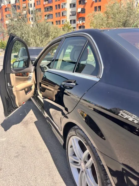 Tirane, shes makine Benz C Class 2012 Urgjent i Diskutueshem Benzin, e zeze automatik Kondicioner 10.000 €