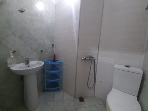 Tirane, jepet me qera apartament 1+1 Kati 2, 75 m² 400 € (5 Maj)