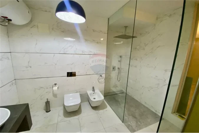 Tirane, jepet me qera zyre Kati 6, 160 m² 1.300 € (Mulliri i Vjeter - Rruga e Elbasanit)
