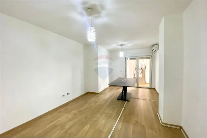 Tirane, jepet me qera zyre Kati 6, 160 m² 1.300 € (Mulliri i Vjeter - Rruga e Elbasanit)