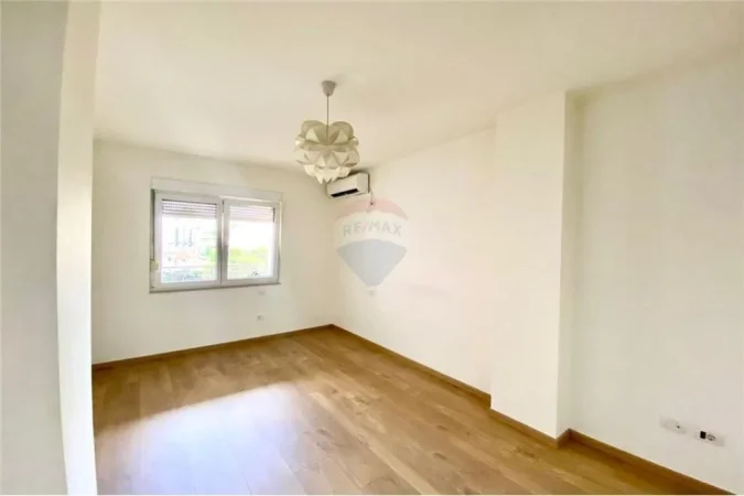 Tirane, jepet me qera zyre Kati 6, 160 m² 1.300 € (Mulliri i Vjeter - Rruga e Elbasanit)