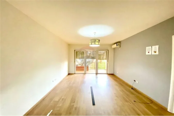 Tirane, jepet me qera zyre Kati 6, 160 m² 1.300 € (Mulliri i Vjeter - Rruga e Elbasanit)