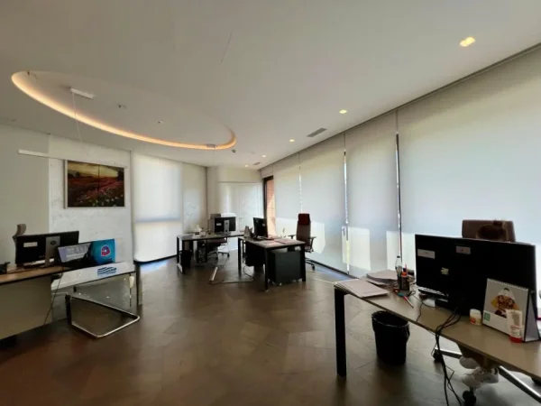 Tirane, shitet ambjent biznesi Kati 6, 245 m² 949900 € (Rruga Kosovareve)