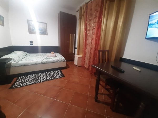Tirane, jepet me qera garsonier 1+1 Kati 1, 45 m² 329 € (Rruga Gjon Mili)
