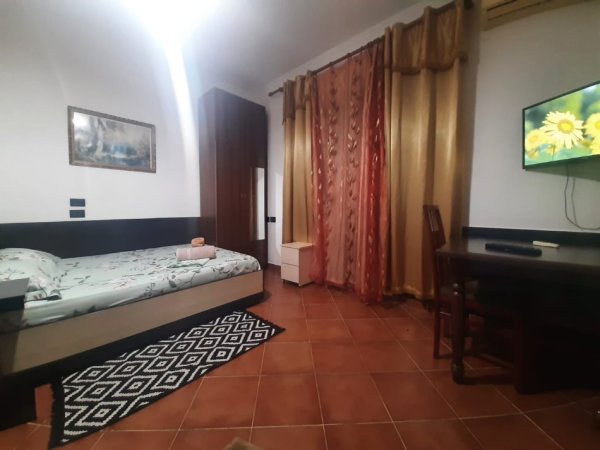 Tirane, jepet me qera garsonier 1+1 Kati 1, 45 m² 329 € (Rruga Gjon Mili)