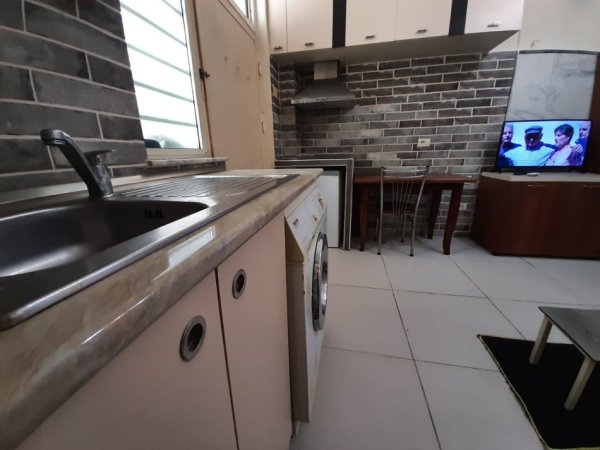Tirane, jepet me qera garsonier 1+1 Kati 1, 45 m² 300 € (Rruga Gjon Mili)